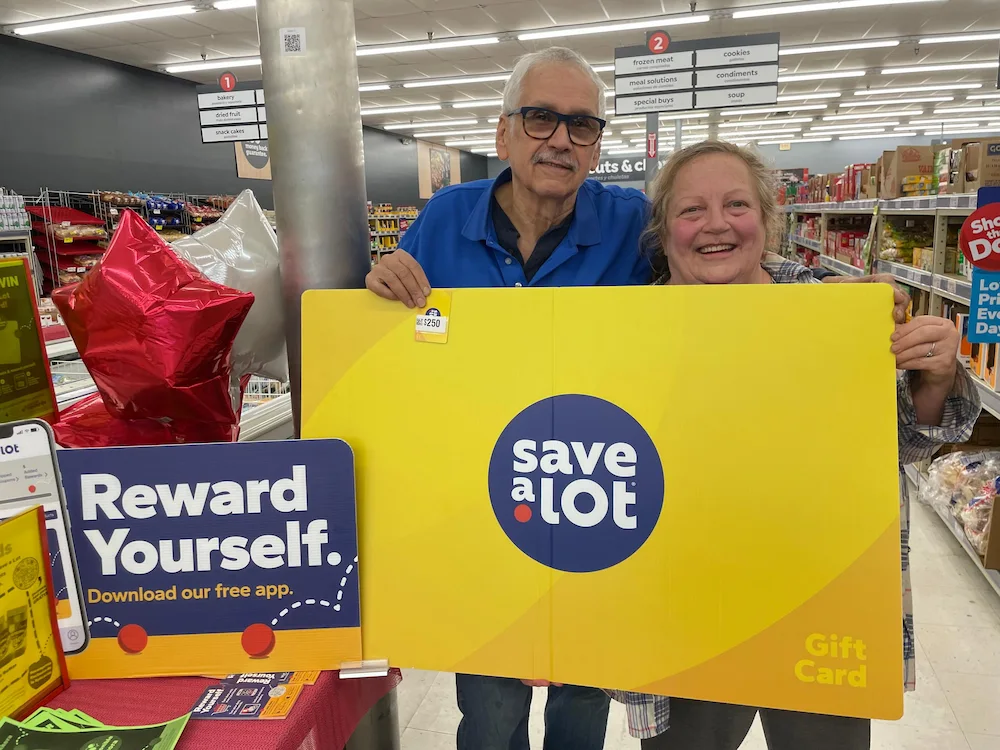 Gainesville, FL
Pablo Orengo, Save A Lot Store Manager and Robin Brown, winner