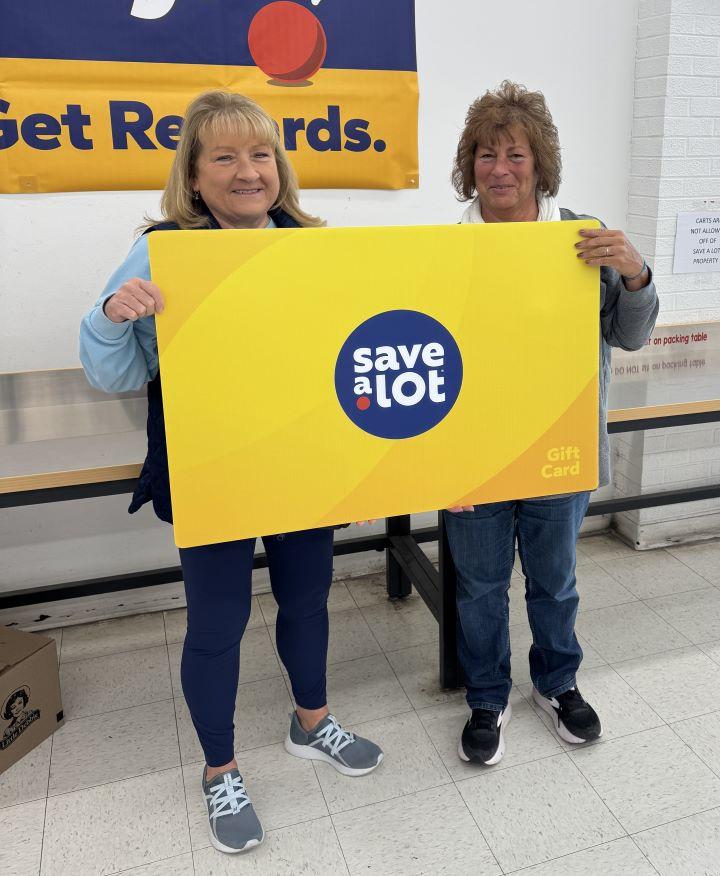 L to R: Nancy Siekierka, Winner, La Salle, IL, Store Manager Sandy Halberg
