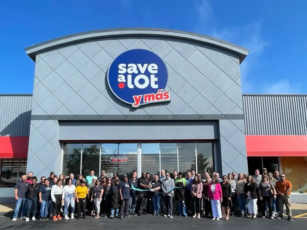Save A Lot y Mas store ribbon cutting in Overland MO